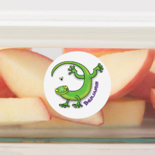Cute lycklig grönt gecko hälsning med kryp tecknad klistermärke