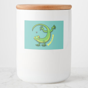Cute lycklig grönt gecko hälsning med kryp tecknad mat etiketter