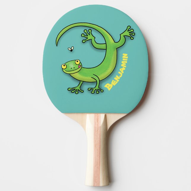 Cute lycklig grönt gecko hälsning med kryp tecknad pingisracket (Framsidan)