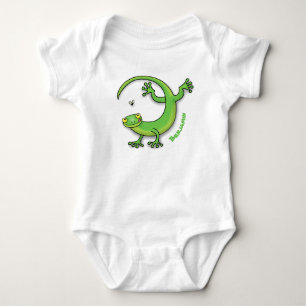 Cute lycklig grönt gecko hälsning med kryp tecknad t shirt