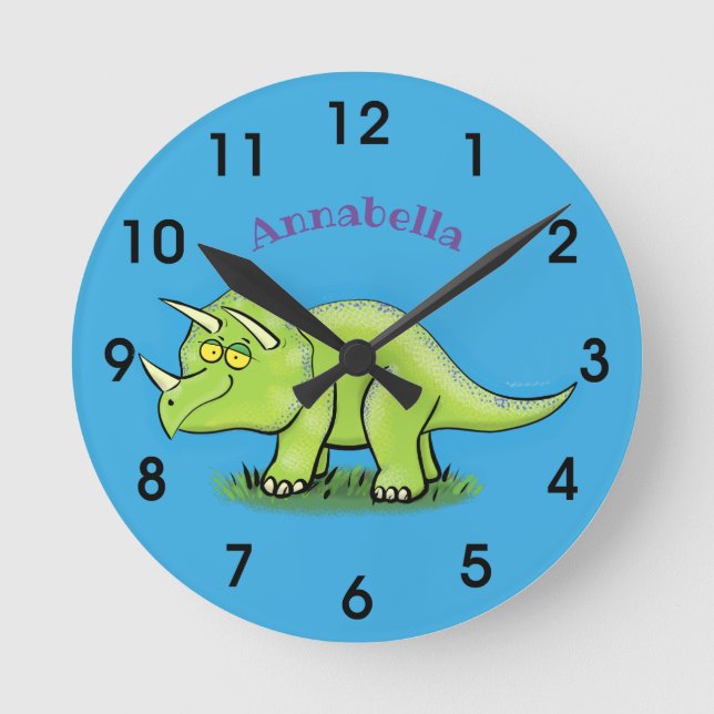 Cute lycklig grönt triceratops dinosaur tecknad rund klocka (Framsida)
