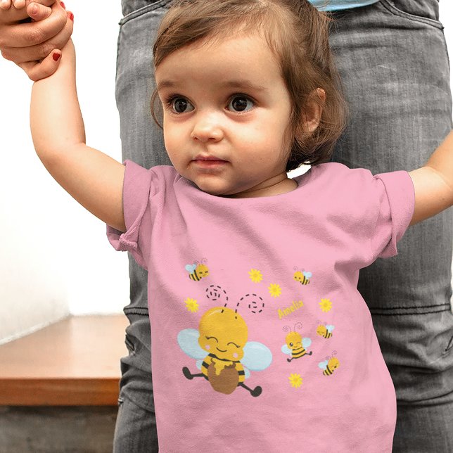 Cute Lycklig Humla med blommor Rosa T Shirt (Your little girl will look adorable in this custom bee shirt! It's also available as a bodysuit.)