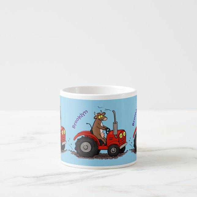 Cute lycklig ko som kör en röd traktortecknad espressomugg (Framsidan)