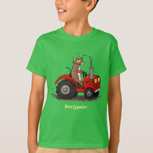 Cute lycklig ko som kör en röd traktortecknad t shirt