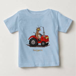 Cute lycklig ko som kör en röd traktortecknad t shirt