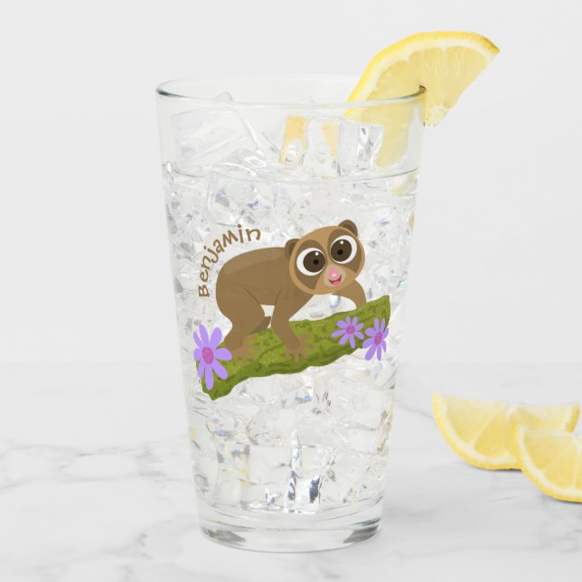 Cute lycklig långsam loris på gren tecknad glaskopp (Bakside Is)