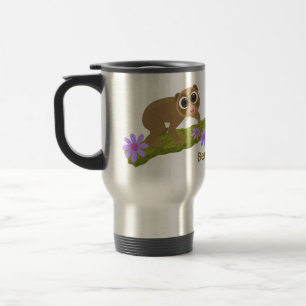 Cute lycklig långsam loris på gren tecknad resemugg