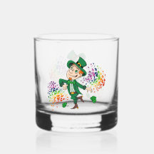 Cute lycklig ler leprechaun, regnbåge