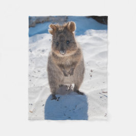 Cute & Lycklig Quokka på Beach Australia Fleecefilt