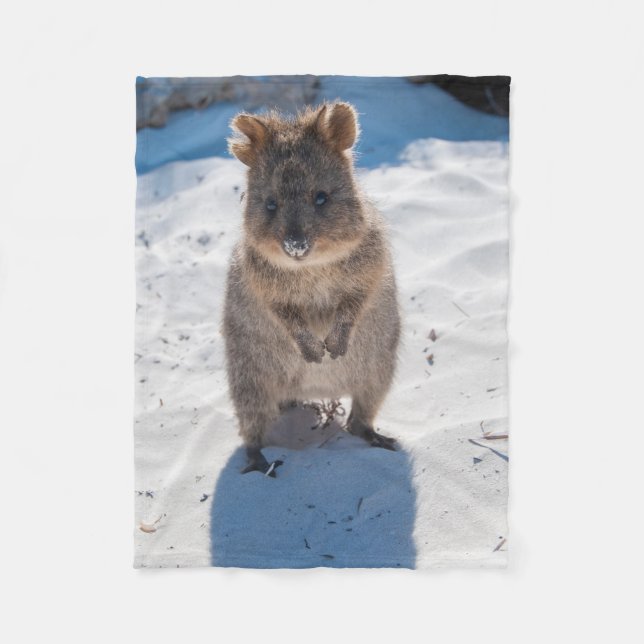 Cute & Lycklig Quokka på Beach Australia Fleecefilt (Framsidan)