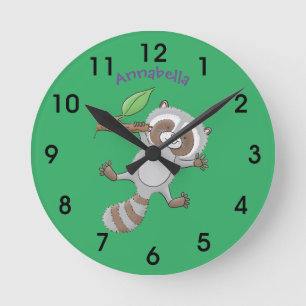 Cute lycklig raccoon baby tecknad illustration rund klocka