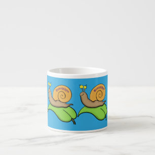Cute, lycklig snigel på tecknaden löv espressomugg