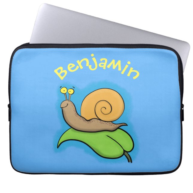 Cute, lycklig snigel på tecknaden löv laptop fodral (Framsidan)