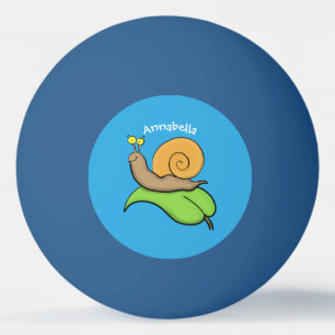 Cute, lycklig snigel på tecknaden löv pingisboll