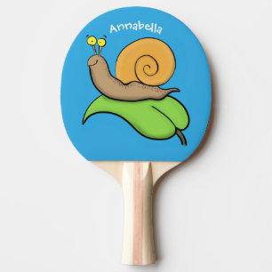 Cute, lycklig snigel på tecknaden löv pingisracket