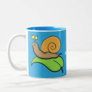 Cute, lycklig snigel på tecknaden löv Två-Tonad mugg