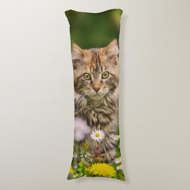Cute Maine Coon Kitten Cat in Flower Meadow cudly Kroppskudde (Framsidan Vertikal)