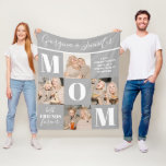 Cute Mamma Photo Collage Grått Fleecefilt<br><div class="desc">Tjocka varma minnen med anpassadet Mors dag filt. Varje filt levereras med fyra fack för de djupaste bilderna med mamma, som ställs in mot en justerbar, stilistig grått-bakgrund. Utformningen har också brev som stavar ut "MAMMA", den hjärtliga proklamationen "bästa vänner för alltid", ett citat som är tillägnat mammor överallt, och...</div>