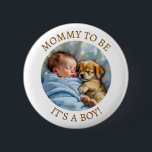 Cute Mamma to be | Pojks babyskor Knapp<br><div class="desc">En söt blå och brun babydusch mamma för att vara knapp som säger: "Det är en pojke." Teknisk grafik av en nyfödd pojke som bläddrar med valp.</div>