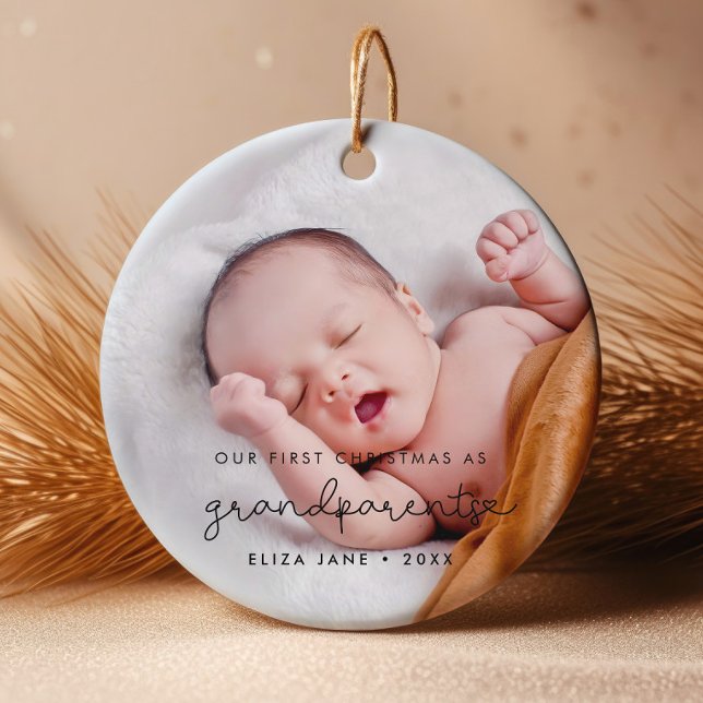 Cute-manus Vår första jul som morföräldrar Julgransprydnad Keramik (Skapare uppladdad)