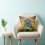 Cute March Hedgehog with Aquamarine Heart Kudde<br><div class="desc">A cute hedgehog holding an aquamarine heart sits in a field of yellow daffodils.</div>