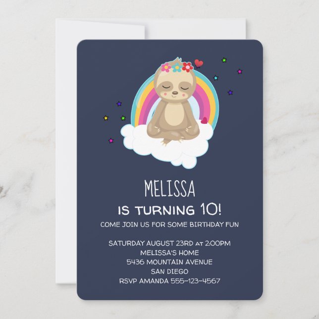 Cute Meditating Sloth på en molnbaserad Födelsedag Inbjudningar (Framsida)