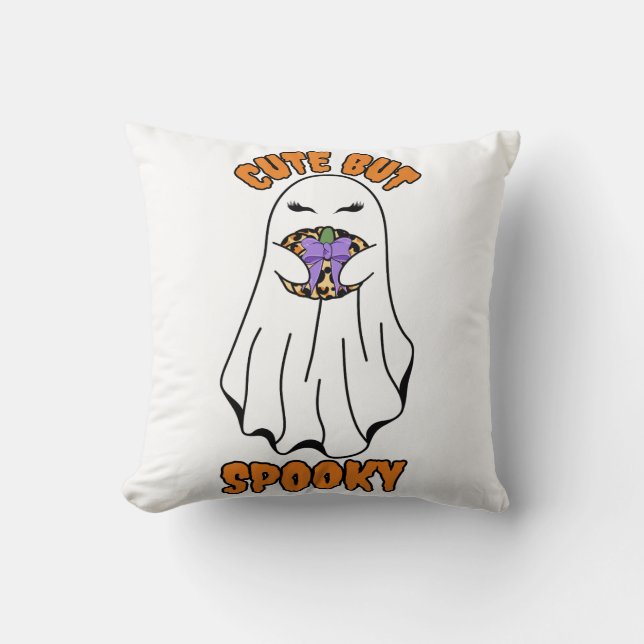 Cute men Spooky Halloween Ghost Holding a Pumpkin Kudde (Framsida)