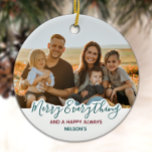 Cute Merry-allt med enkelt Grönt Red-Trendig Julgransprydnad Keramik<br><div class="desc">Märk allt och en Lycklig Alltid - dekorera träd eller skicka en speciell gåva med den här toppen, söta helgdag med personlig-anpassningsbar. Lägg till ditt favoritfoto och anpassa dig med namn och år. Besök vår samling för matchande kort, gåvor och hemdekor. COPYRIGHT © 2020 Judy Burrows, Black Hund Art -...</div>