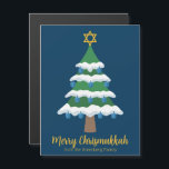 Cute Merry Chrismukah Träd Magnet-kort<br><div class="desc">Detta söta Merry Chrismukah-magnetkort har en grönt Julgran som dekorerats med blå drömmardekorationer och en guld judisk stjärna av David överst för Hanukkah för att kombinera de två helgdagarna för en familj som firar båda. Coola magneter.</div>