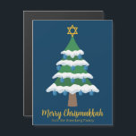 Cute Merry Chrismukah Träd Magnet-kort<br><div class="desc">Detta söta Merry Chrismukah-magnetkort har en grönt Julgran som dekorerats med blå drömmardekorationer och en guld judisk stjärna av David överst för Hanukkah för att kombinera de två helgdagarna för en familj som firar båda. Coola magneter.</div>
