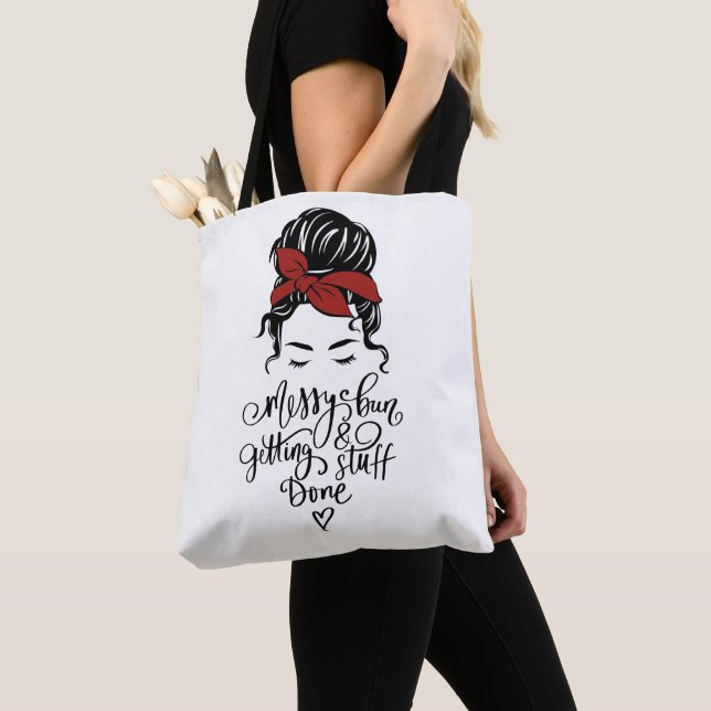 Cute Messy Bun Hämta Saker klar Tygkasse (Närbild)