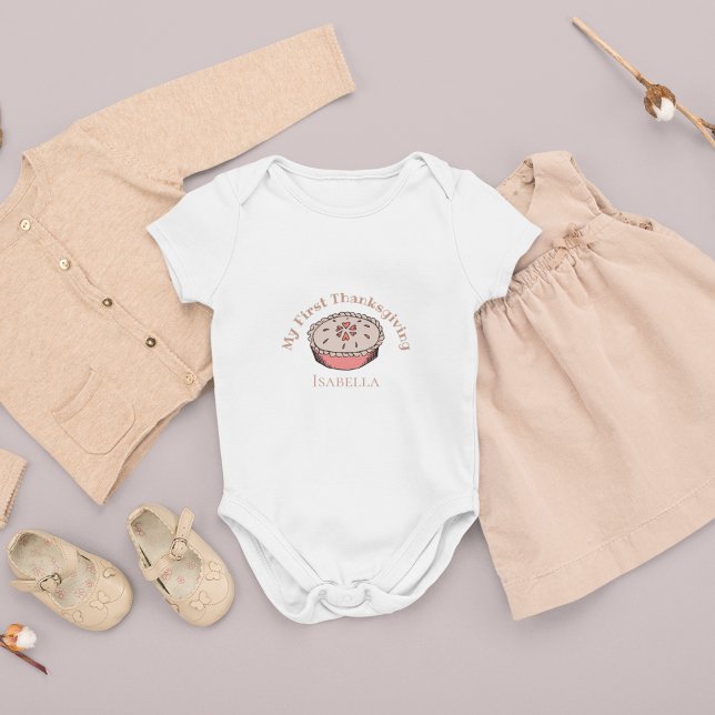 Cute Min första Thanksgiving Blåbär Paj Flicka T Shirt (Cute Personalize My First Thanksgiving Blueberry Pie Baby Girl Bodysuit. Hand-Drawn Berry Pie. )
