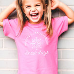 Cute Minimalist Modern Snö Days Rosa T Shirt<br><div class="desc">Blev den ❄️ magin på snö dagar med den minimalistiska skjortan,  din mysiga följeslagare till äventyr under vintern! Ta de skrymmande avtrycken och låt de skonsamma flingorna inspirera stil. Bild är en känslig snöflingsikon som dansar på ett skickligt sätt och viskar "Låt roligten börja!" i förhastade toner.</div>