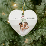 Cute Mistletoe Newlyweds Bröllop Photo Monogram Julgransprydnad Keramik<br><div class="desc">Skölj din första jul tillsammans med vårt vattenfärgade prydnadsämne Mistletoe Newlyweds. Anpassad för de nyfödda minnena med ditt favoritfoto från bröllop och en söt illustration av vattenfärgen mistletoe,  ditt namn och monogram,  och datum för nuptialer. 🎄 📸 #FirstjulJoy #PersonalizedKeepsak</div>