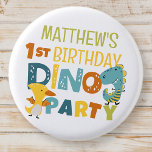 Cute Modern Dino Dinosaur-Barn Födelsedagsfest Knapp<br><div class="desc">Sammansatt av roligt sans serif handskriven typografi; Cute T-REX dinosaurs i bakgrunden Detta är designat av Select Party Supplies,  exklusiv för Zazzle. Finns här: http://www.zazzle.com/store/selectpartysupplies</div>
