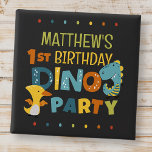 Cute Modern Dino Dinosaur-Barn Födelsedagsfest Knapp<br><div class="desc">Sammansatt av roligt sans serif handskriven typografi; Cute T-REX dinosaurs i bakgrunden Detta är designat av Select Party Supplies,  exklusiv för Zazzle. Finns här: http://www.zazzle.com/store/selectpartysupplies</div>