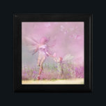 Cute Modern Girly Rosa Butterfly-Älvor Minnesask<br><div class="desc">Den här moderna rosan har en trendig-älva som ger en yngre fjäril en fjäril i en blomma. #fairy #Söt #fantasy #modern #chic #snyggt #elegant #rosa #butterfly #butterflies #nature #blommigt #blommor #botanical #meadow #girly #feminine #snyggt #stil #trendig #trending #popul##design #designer #presentboxförpacking #party berginganslag #gifts #gifts #giforher ##giftsforher ###giftsforher #hona</div>