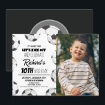 Cute Modern Occar Iports Kids Photo Birthday Inbjudningar<br><div class="desc">Grattis till din barn-födelsedag med den berömvärda Cute Modern-idrottsinbjudan Barns födelsedag. Den här lekande och trendig inbjudan visar ett fotbollstema, med fotbollar och energiska illustrationer, med ett personlig foto av baby. Den söta och moderna typsnitt och typografin tillför en viskartad beröring, medan den organiserade layouten innehåller alla nödvändiga detaljer. Det...</div>