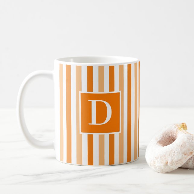 Cute Modern Orange och White Stripe Initial Kaffemugg (Med munk)
