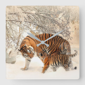 Cute Mor Tiger med Baby i Snö Fyrkantig Klocka