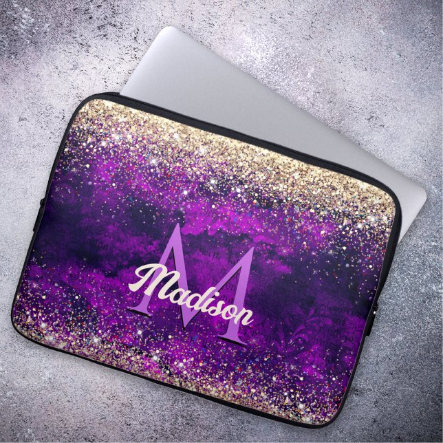 Cute mörk lila guld faux glitter monogram laptop fodral (Skapare uppladdad)