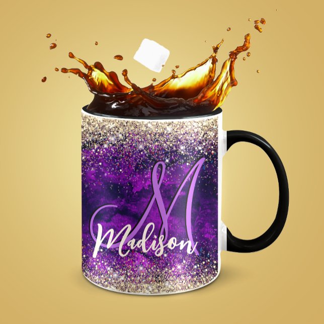 Cute mörk lila guld faux glitter monogram mugg (Skapare uppladdad)