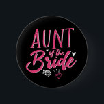 Cute Moster i Rosa Calligraphy-skript Knapp<br><div class="desc">Teckensnittsdesign för kalligrafi-skript i vintage för förlovningsfest, repetitionsmiddag, möhippa eller bachelorette-fest. Matchande varor från bröllop för bruden, hennes familj och vänner. Bright rosa färg under en roligt natt ut med bruden, maid of honor, brud, vänner och hela besättningen i bröllop. Firar att vara upptagen och gifta sig med den här...</div>