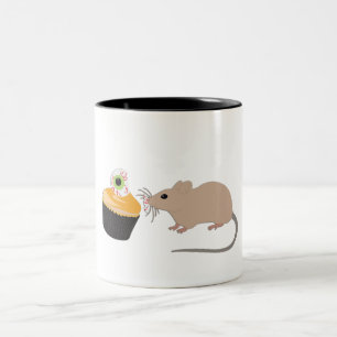 Cute Mouse Eating Halloween Eyebullar Två-Tonad Mugg