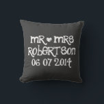 Cute Mr. och Mrs. chalkboard bröllop dekorativ kud Kudde<br><div class="desc">Anpassningsbar Mr. och Mrs. Black chalkboard bröllop dekorativ kudde. Personlig svarta kuddar för kritbrädor för soffa eller säng.  Roligt med vitt hjärta och namn hos nysläkt par. Personlig för grav- och brudgumm/make och hustru. Romantiska bröllopspresenter för nyfödda.</div>