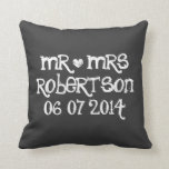 Cute Mr. och Mrs. chalkboard bröllop dekorativ kud Kudde<br><div class="desc">Anpassningsbar Mr. och Mrs. Black chalkboard bröllop dekorativ kudde. Personlig svarta kuddar för kritbrädor för soffa eller säng.  Roligt med vitt hjärta och namn hos nysläkt par. Personlig för grav- och brudgumm/make och hustru. Romantiska bröllopspresenter för nyfödda.</div>