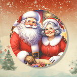 Cute Mr. och Mrs. Jultomten Personlig jul Runt Klistermärke<br><div class="desc">Julklistermärken med Mr. och Mrs. Jultomten. Färgillustration av ljus och ljus i en vintage.</div>