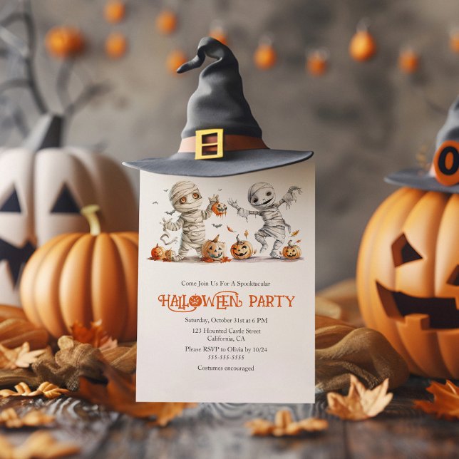 Cute Mummy Kids'Halloween Anpassningsbar Party bju Inbjudningar (Cute Mummy Kids' Halloween Custom Party Invitation on a rustic table with Halloween decoration.)