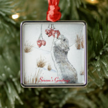 Cute mus och röda bär på vilda djur på snö