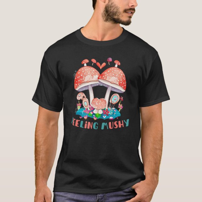 Cute Mushrooms In Love Feeling Mushy Sweetheart T Shirt (Framsida)